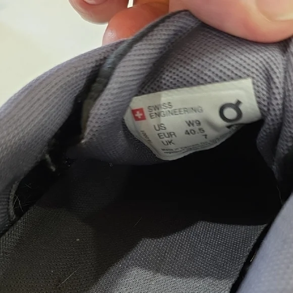 On Cloud 5 Running Women's Black and White Sneakers Size 9 - Picture 9 of 10